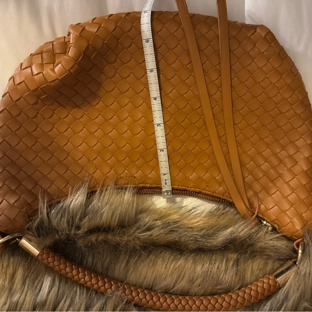 Chic Tan Woven Leather Hobo Bag - Picture 4 of 6